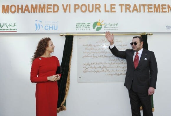 Le roi Mohammed VI du Maroc inaugurant avec sa femme la princesse Lalla Salma un centre de traitement des cancers à Casablanca le 30 janvier 2013.