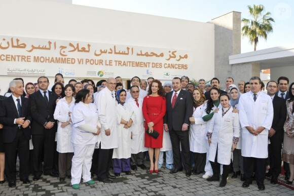 Le roi Mohammed VI du Maroc inaugurant avec son épouse la princesse Lalla Salma un centre de traitement des cancers à Casablanca le 30 janvier 2013.