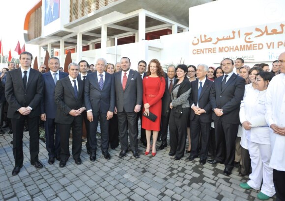 Le roi Mohammed VI du Maroc inaugurant avec son épouse la princesse Lalla Salma un centre de traitement des cancers à Casablanca le 30 janvier 2013.
