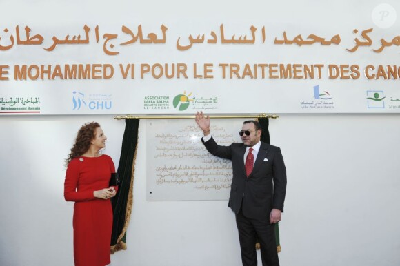Le roi Mohammed VI du Maroc inaugurant avec son épouse la princesse Lalla Salma un centre de traitement des cancers à Casablanca le 30 janvier 2013.