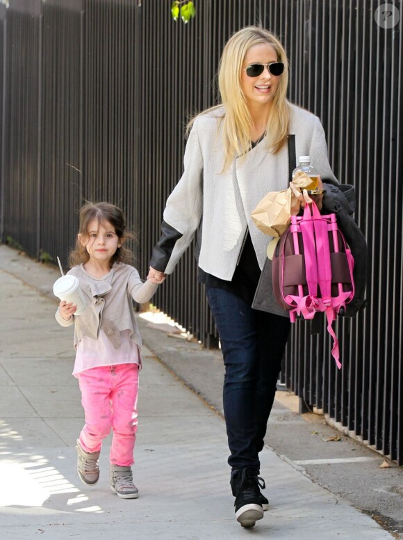 Sarah Michelle Gellar emmène sa fille Charlotte à l'école à Santa Monica, le 21 février 2013. La petite déguste une boisson sur le chemin.