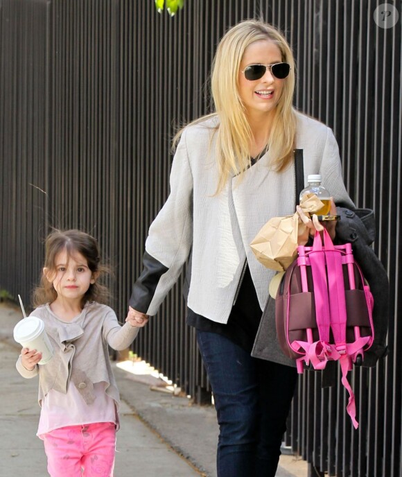 Sarah Michelle Gellar emmène sa fille Charlotte à l'école à Santa Monica, le 21 février 2013.