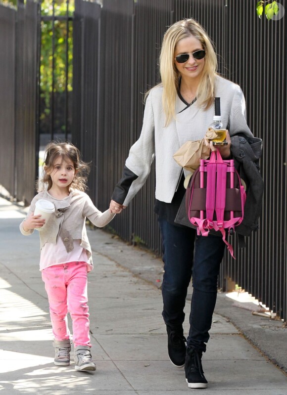 Sarah Michelle Gellar emmène sa petite Charlotte à l'école à Santa Monica, le 21 février 2013.