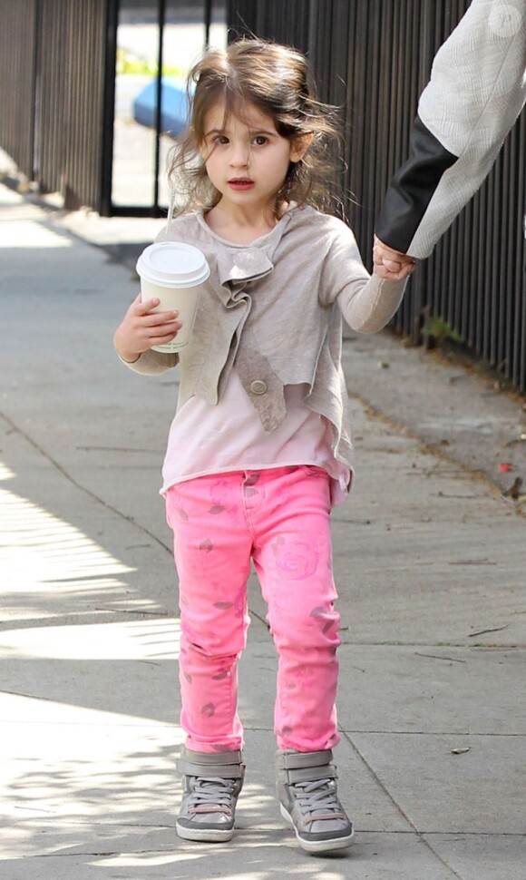 Sarah Michelle Gellar emmène sa fille Charlotte à l'école à Santa Monica, le 21 février 2013. La petite fille est mignonne dans son jean rose.