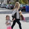 Sarah Michelle Gellar emmène sa fille Charlotte à l'école à Santa Monica, le 21 février 2013.