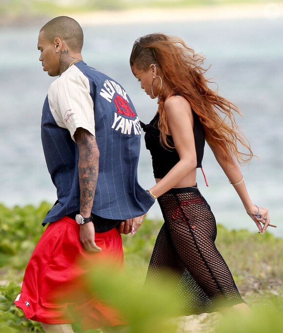 Rihanna profite d'un moment en tranquillité avec Chris Brown sur une plage à Hawaï, le jour de son anniversaire. Le 20 février 2013.