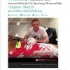 Wayne Rooney signe des autographes en vue d'une vente aux enchères, le 19 février 2013