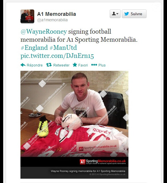 Wayne Rooney signe des autographes en vue d'une vente aux enchères, le 19 février 2013