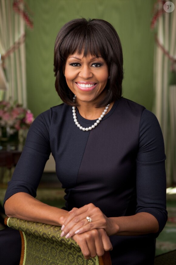 Portrait officiel de Michelle Obama. Février 2013. La photo réalisée par Chuck Kennedy, a été commentée par Barack Obama qui a écrit sur Twitter : "Un nouveau mandat, un nouveau portrait de la Première dame."