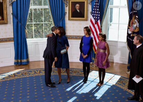 Voici des photos officielles sur les coulisses de l'investiture de Barack Obama et sur la vie à la Maison Blanche. Michelle Obama embrasse son époux après que ce dernier ait prêté serment. Le 20 janvier 2013.