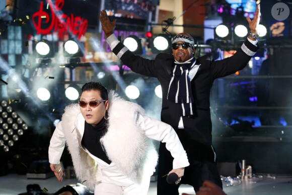 MC Hammer et PSY dans leur mashup pour la soirée du Nouvel An 2013 de Ryan Seacrest, à New York.