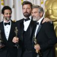 George Clooney, Grant Heslov, Ben Affleck avec leur prix pour Argo lors de la 85e cérémonie des Oscars à Los Angeles le 24 février 2013