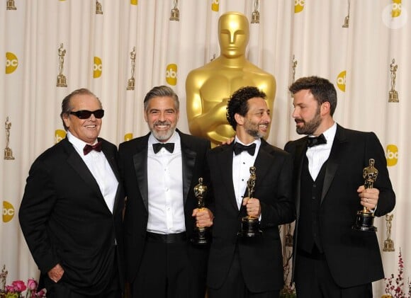 Jack Nicholson avec George Clooney et Grant Heslov, producteurs, et l'acteur, producteur et réalisateur d'Argo lors de la 85e cérémonie des Oscars à Los Angeles le 24 février 2013