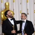 Ben Affleck et George Clooney, et leur prix pour Argo lors de la 85e cérémonie des Oscars à Los Angeles le 24 février 2013