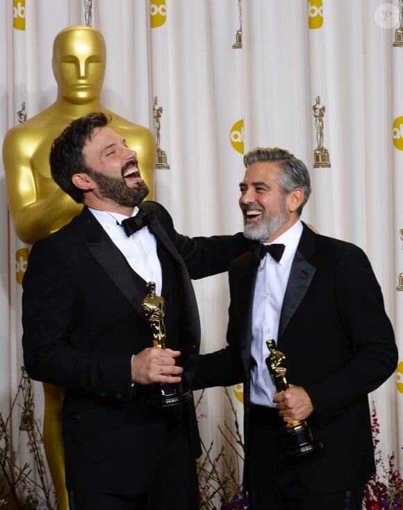 Ben Affleck et George Clooney, et leur prix pour Argo lors de la 85e cérémonie des Oscars à Los Angeles le 24 février 2013