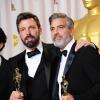 Ben Affleck et George Clooney lors de la 85e cérémonie des Oscars à Los Angeles le 24 février 2013