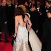 Kristen Stewart arrive en béquilles à la 85e cérémonie des Oscars au Dolby Theatre, Los Angeles, le 24 février 2013.