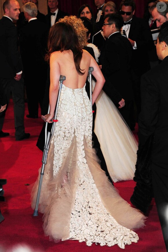 Kristen Stewart arrive en béquilles à la 85e cérémonie des Oscars au Dolby Theatre, Los Angeles, le 24 février 2013.