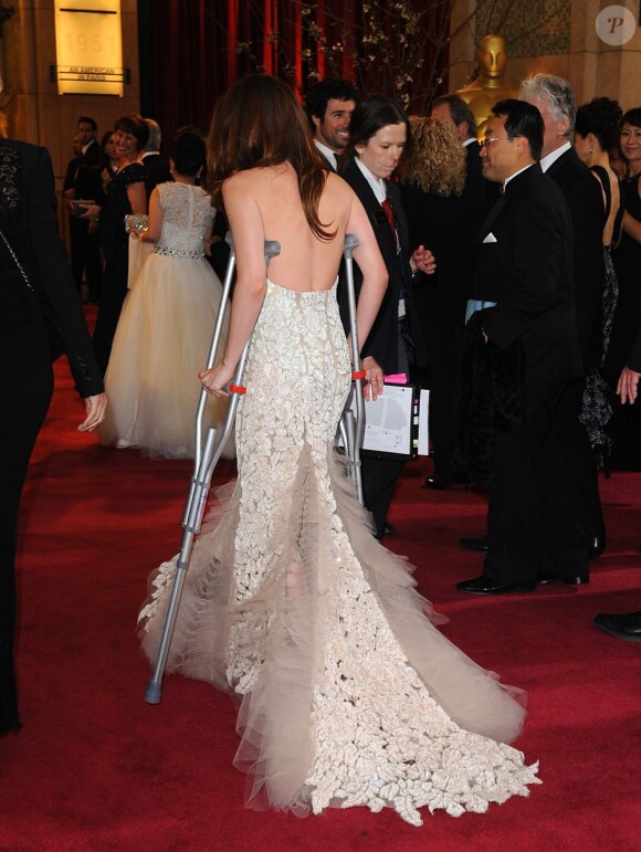 Kristen Stewart en béquilles à cause d'une blessure au pied à la 85e cérémonie des Oscars au Dolby Theatre, Los Angeles, le 24 février 2013.