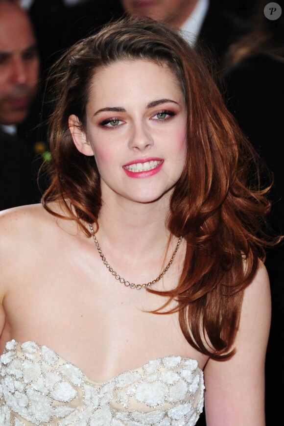 Kristen Stewart tente de sourire à la 85e cérémonie des Oscars au Dolby Theatre, Los Angeles, le 24 février 2013.