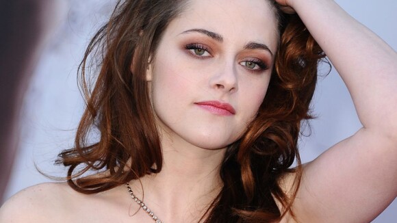 Kristen Stewart: La pire actrice de 2012, en béquilles mais vaillante aux Oscars