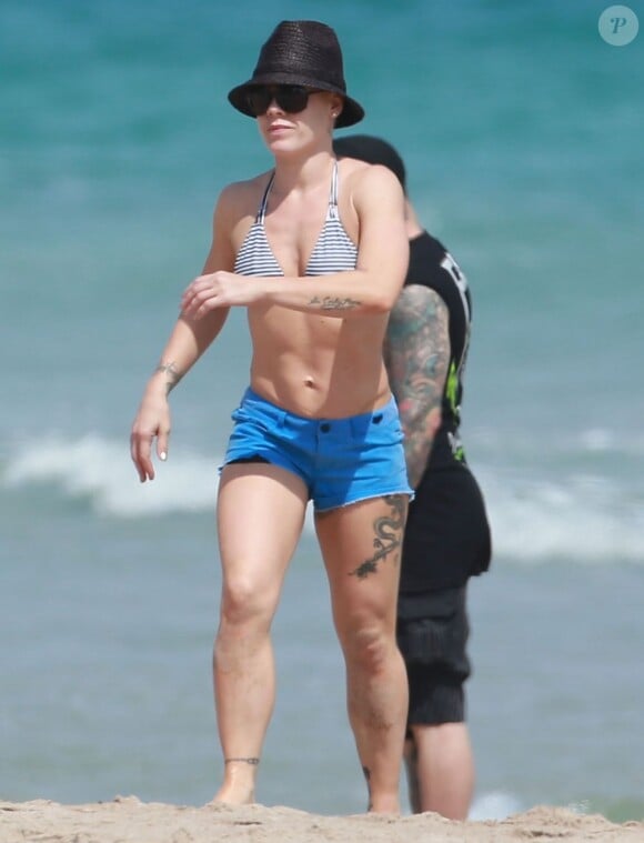 Pink et son époux Carey Hart ont passé la journée sur une plage de Miami avec leur fille Willow, le 25 février 2013.