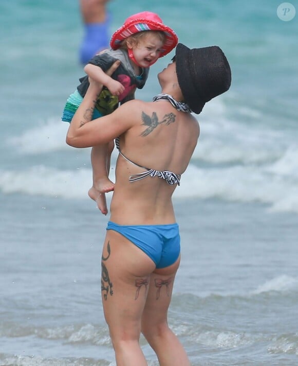 La chanteuse Pink et son mari Carey Hart ont passé la journée sur une plage de Miami avec leur fille Willow, le 25 février 2013.