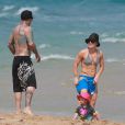 Pink, très musclée, et son mari Carey Hart ont passé la journée sur une plage de Miami avec leur fille Willow, le 25 février 2013.