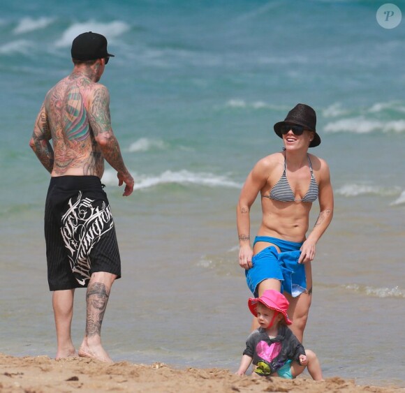 Pink, très musclée, et son mari Carey Hart ont passé la journée sur une plage de Miami avec leur fille Willow, le 25 février 2013.