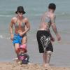 Pink et son mari Carey Hart ont passé la journée sur une plage de Miami avec leur fille Willow, le 25 février 2013.