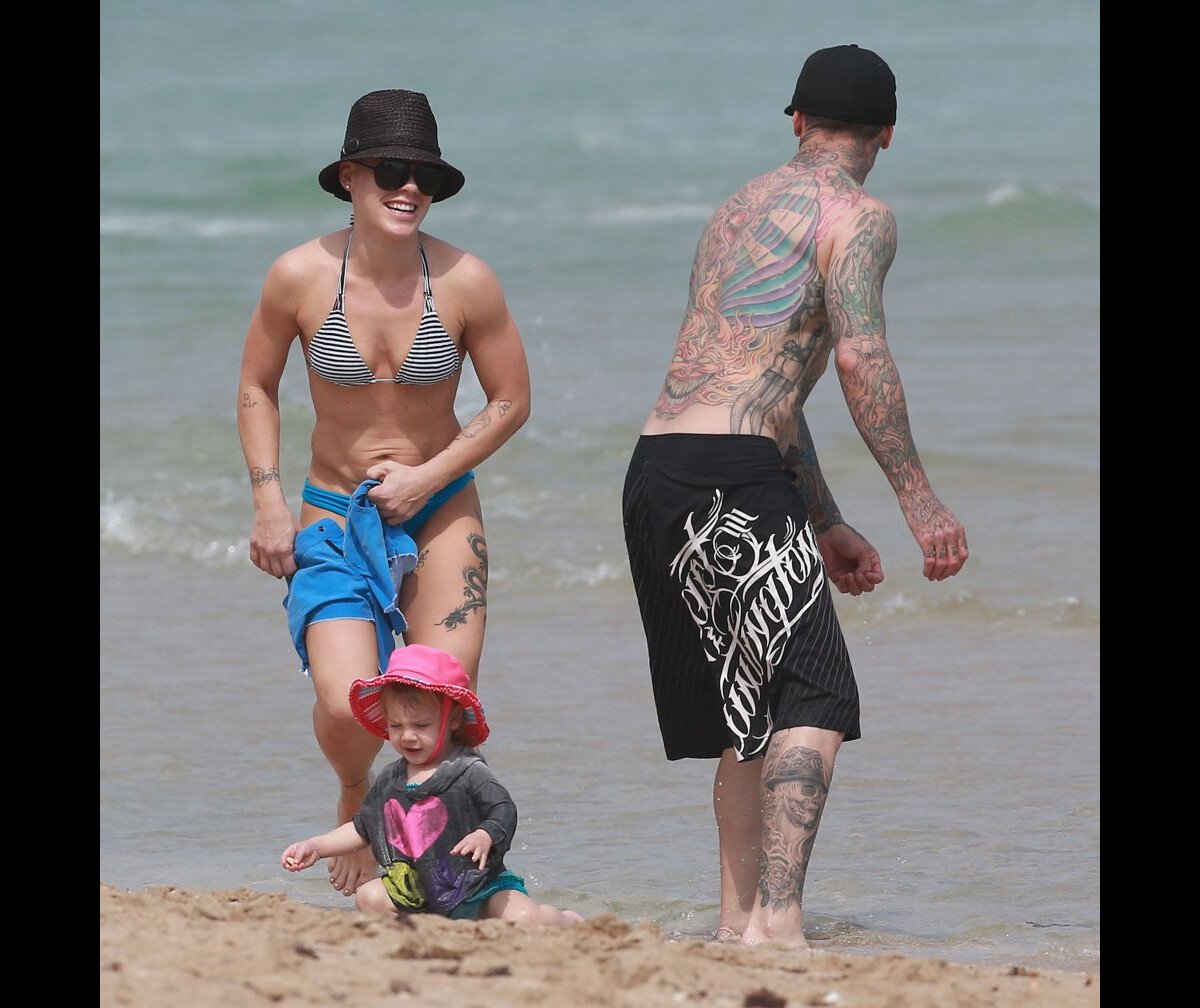 Pink : Plus musclée que jamais à la plage avec sa fille Willow et son mari  - Purepeople