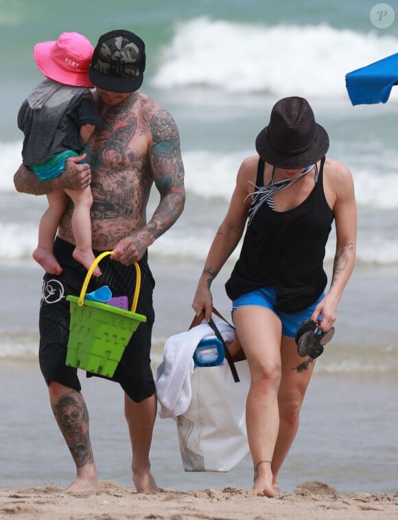 Pink et son tatoué de mari Carey Hart ont passé la journée sur une plage de Miami avec leur fille Willow, le 25 février 2013.
