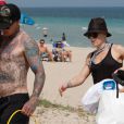Pink et son mari Carey Hart ont passé la journée sur une plage de Miami avec leur fille Willow, le 25 février 2013.