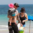 Pink et son mari Carey Hart ont passé la journée sur une plage de Miami avec leur adorable fille Willow, le 25 février 2013.