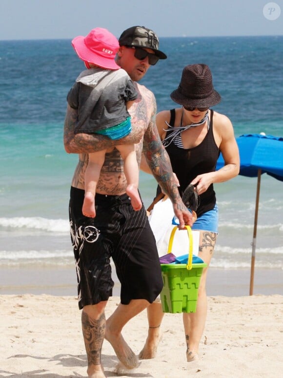 Pink et son mari Carey Hart ont passé la journée sur une plage de Miami avec leur adorable fille Willow, le 25 février 2013.