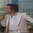 Joe Dassin chante son tube Les Champs-Elysées