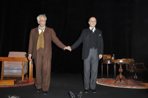 Gérard Darmon et Charles Berling sur scène pour la 200e d'"Inconnu à cette adresse" au Théâtre Antoine à Paris, le 25 février 2013.