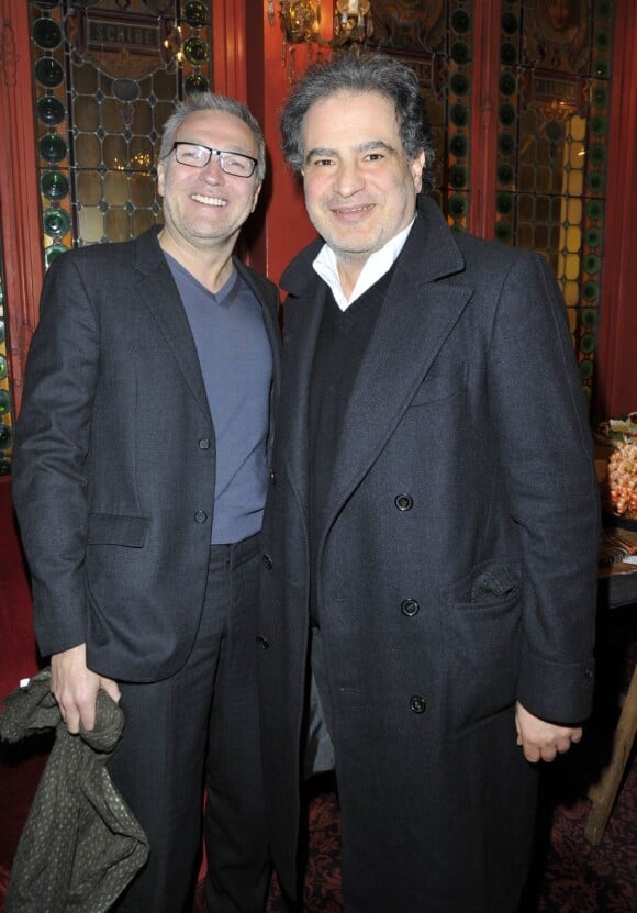 Laurent Ruquier et Raphaël Mezrahi pour la 200e d'"Inconnu à cette adresse" au Théâtre Antoine à Paris, le 25 février 2013.