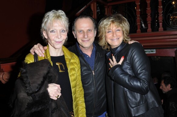 Charles Berling entouré de Tonie Marshall et Danièle Thompson pour la 200e d'"Inconnu à cette adresse" au Théâtre Antoine à Paris, le 25 février 2013.