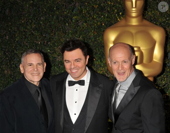Les producteurs du show Craig Zadan et Neil Meron entourent Seth MacFarlane lors de la soirée Academy Of Motion Pictures Arts And Sciences Governors Awards le 1er décembre 2012.