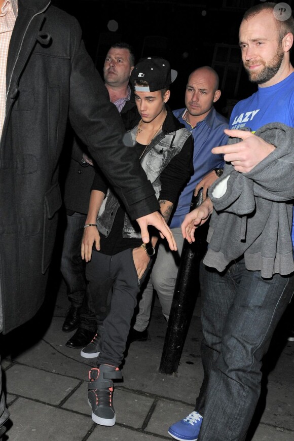 Le chanteur Justin Bieber se rend dans une boîte de nuit à Londres, le 26 février 2013.