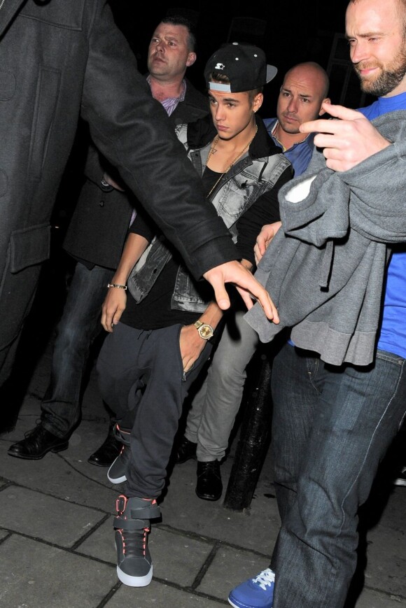 Justin Bieber se rend dans une boîte de nuit à Londres, le 26 février 2013.