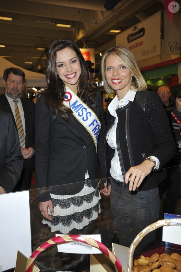La belle Marine Lorphelin, Miss France 2013, et Sylvie Tellier au Salon de l'Agriculture pour la journée de la Bourgogne, le 27 février 2013 à Paris