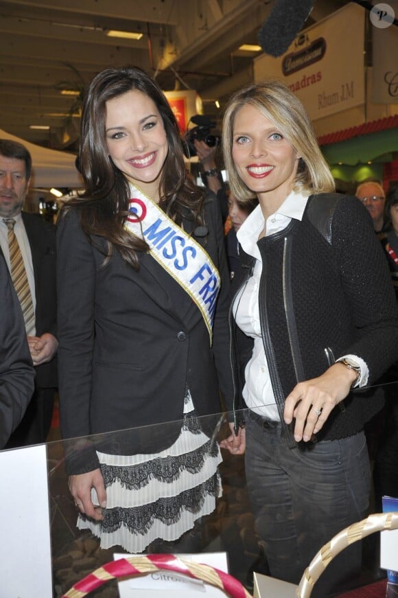 Marine Lorphelin, Miss France 2013, et Sylvie Tellier au salon de l'agriculture pour la journée de la Bourgogne, le 27 février 2013 à Paris