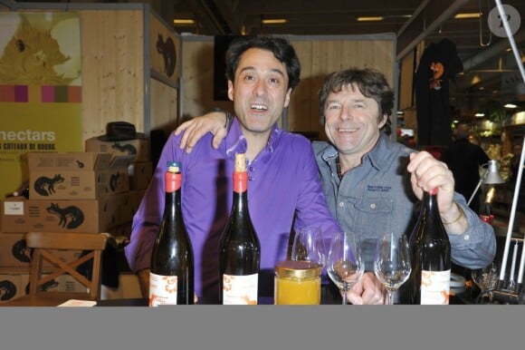 Trois des participants de l'émission L'amour est dans le pré (Patrice, Philippe et Pierre) vendent des produits régionaux au Salon de l'Agriculture à Paris, le 27 février 2013