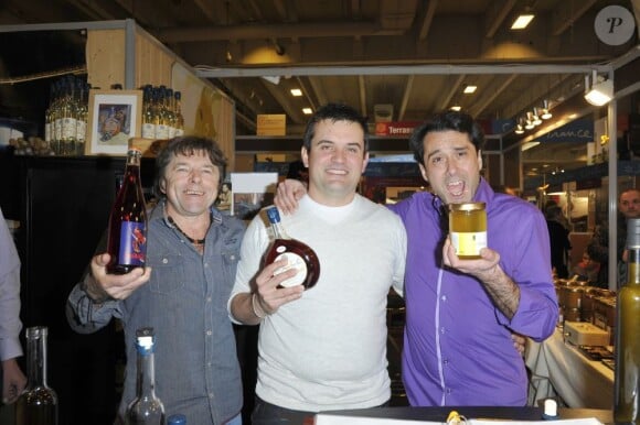 Trois des participants de l'émission L'amour est dans le pré (les sympathiques Patrice, Philippe et Pierre) vendent des produits régionaux au Salon de l'Agriculture à Paris, le 27 février 2013