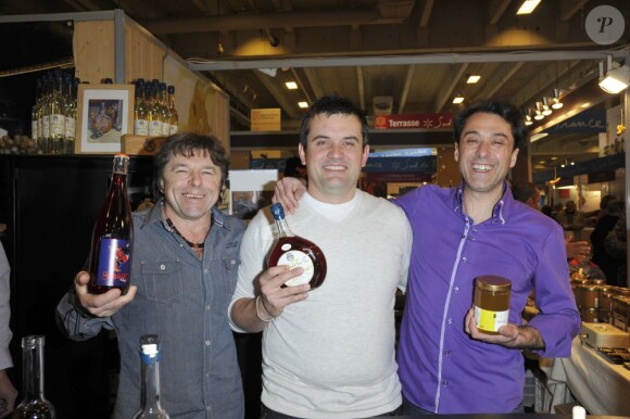 Trois des participants de l'émission L'amour est dans le pré (Patrice, Philippe et Pierre) vendent des produits régionaux au Salon de l'Agriculture à Paris, le 27 février 2013