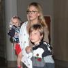 L'actrice Kate Hudson et ses fils Ryder et Bingham arrivent à l'aéroport de Los Angeles, le 27 février 2013.