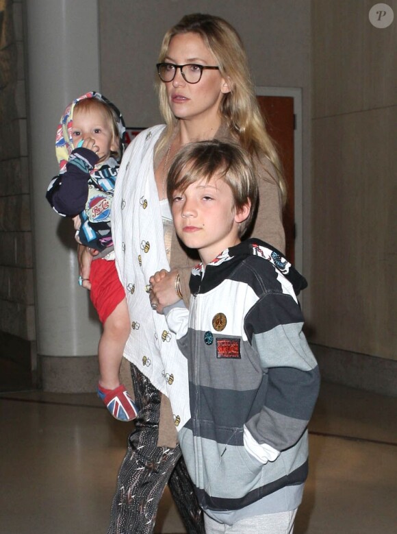 L'actrice Kate Hudson et ses fils Ryder et Bingham arrivent à l'aéroport de Los Angeles, le 27 février 2013.