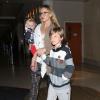Kate Hudson et ses adorables fils Ryder et Bingham arrivent à l'aéroport de Los Angeles, le 27 février 2013.